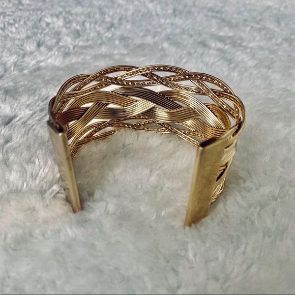 Fashionable gold wrist jewelry - Picture 4 of 4